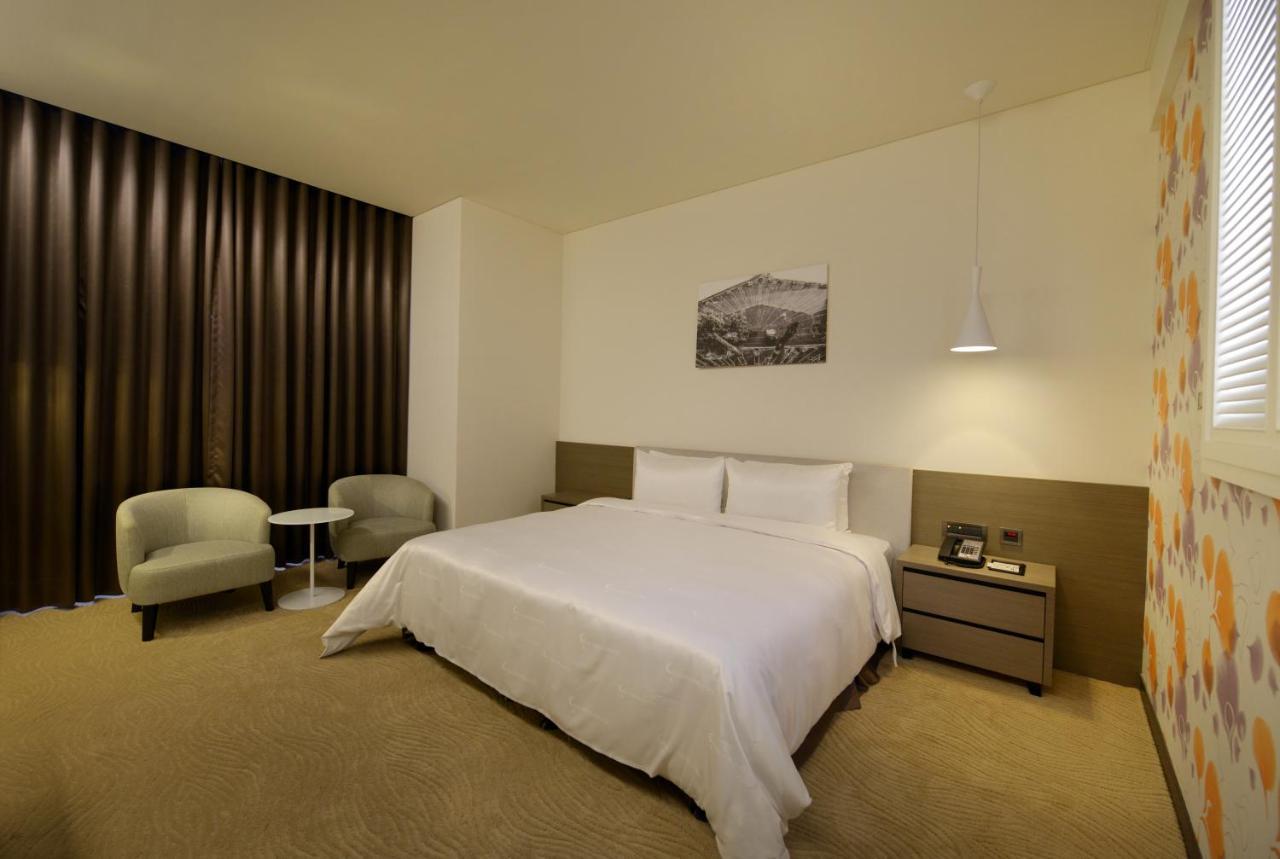 Golden Tulip Glory Fine Hotel Tainan Exterior foto
